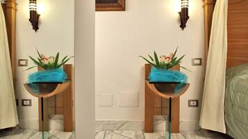 Hochwertige Bettwaren, Minibar, Zimmersafe, Schreibtisch