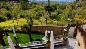 A terrace with a view of a green landscape and distant mountains. - Antico Casale Russo (Piano di Sorrento)