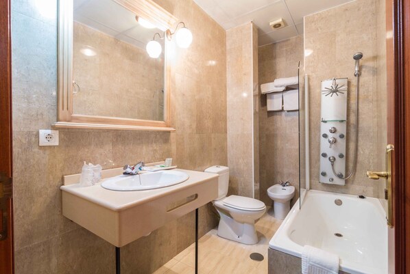 Un baño moderno con lavamanos doble, inodoro y bañera.