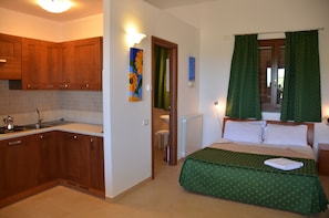 Apartamento, 1 habitación, terraza | 1 dormitorio, sábanas italianas Frette, ropa de cama de alta calidad