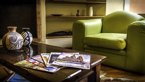 베이직 공용 도미토리 | 거실 공간 | 케이블 채널 시청이 가능한 24인치 LCD TV, TV