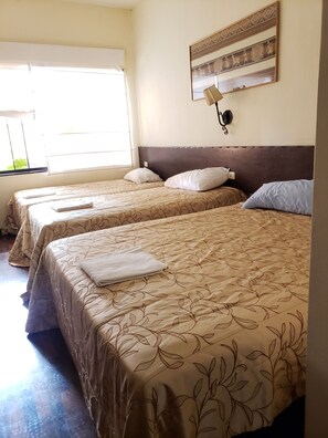 Family Room | Gebar bulu kapas, peti besi dalam bilik, meja 