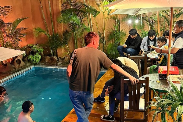 Bar junto a la piscina