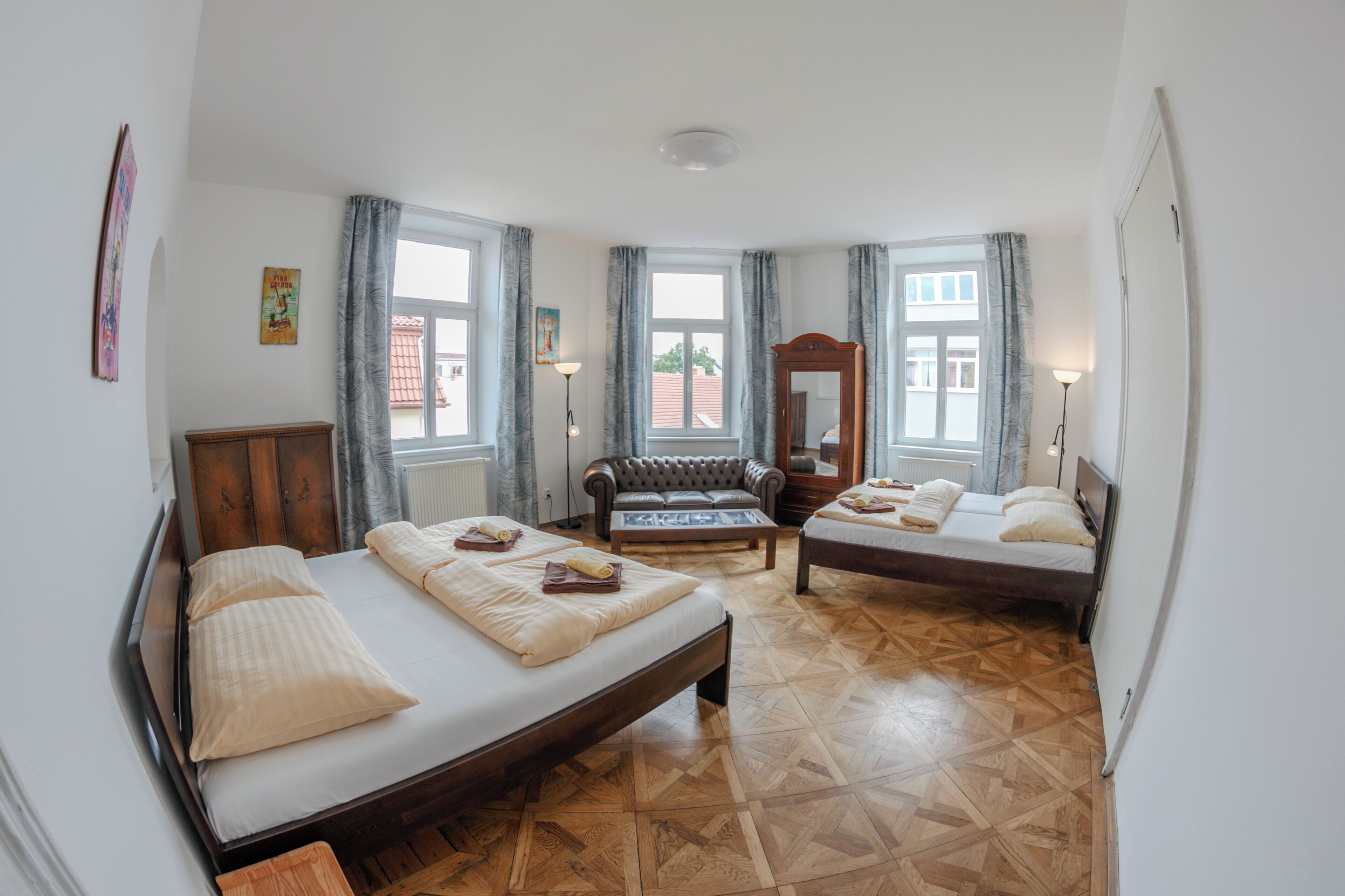 6. Quadruple Room, Shared Bathroom | Escritorio, sistema de insonorización, tabla de planchar con plancha