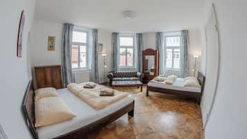 6. Quadruple Room, Shared Bathroom | Escritorio, insonorización, tabla de planchar con plancha y wifi