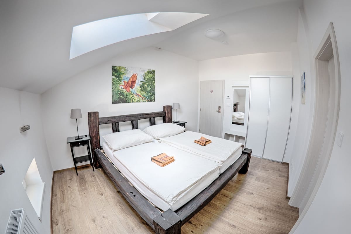 2. Double Room, 1 Double Bed, Private Bathroom | Skrivebord, lydisolering, strygejern/strygebræt, Wi-Fi