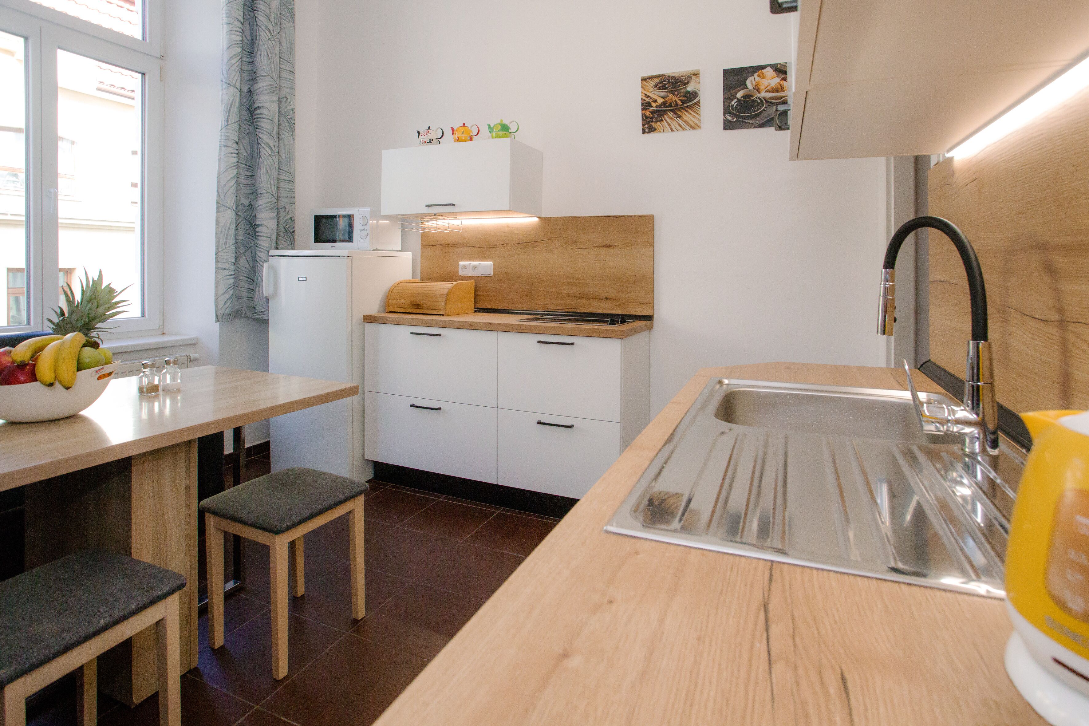 Refrigerador con congelador, microondas, horno y parrilla de estufa 