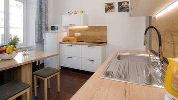 Refrigerador con congelador, microondas, horno y parrilla de estufa