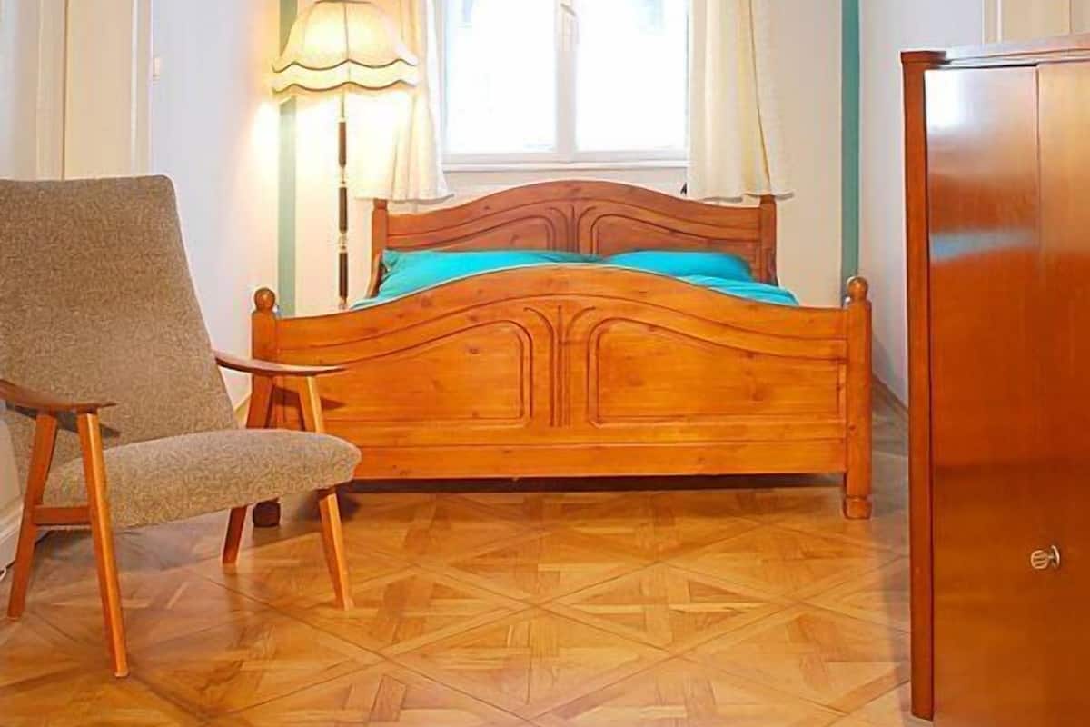 3. Double Room, 1 Double Bed, Shared Bathroom | Skrivebord, lydisolering, strygejern/strygebræt, Wi-Fi