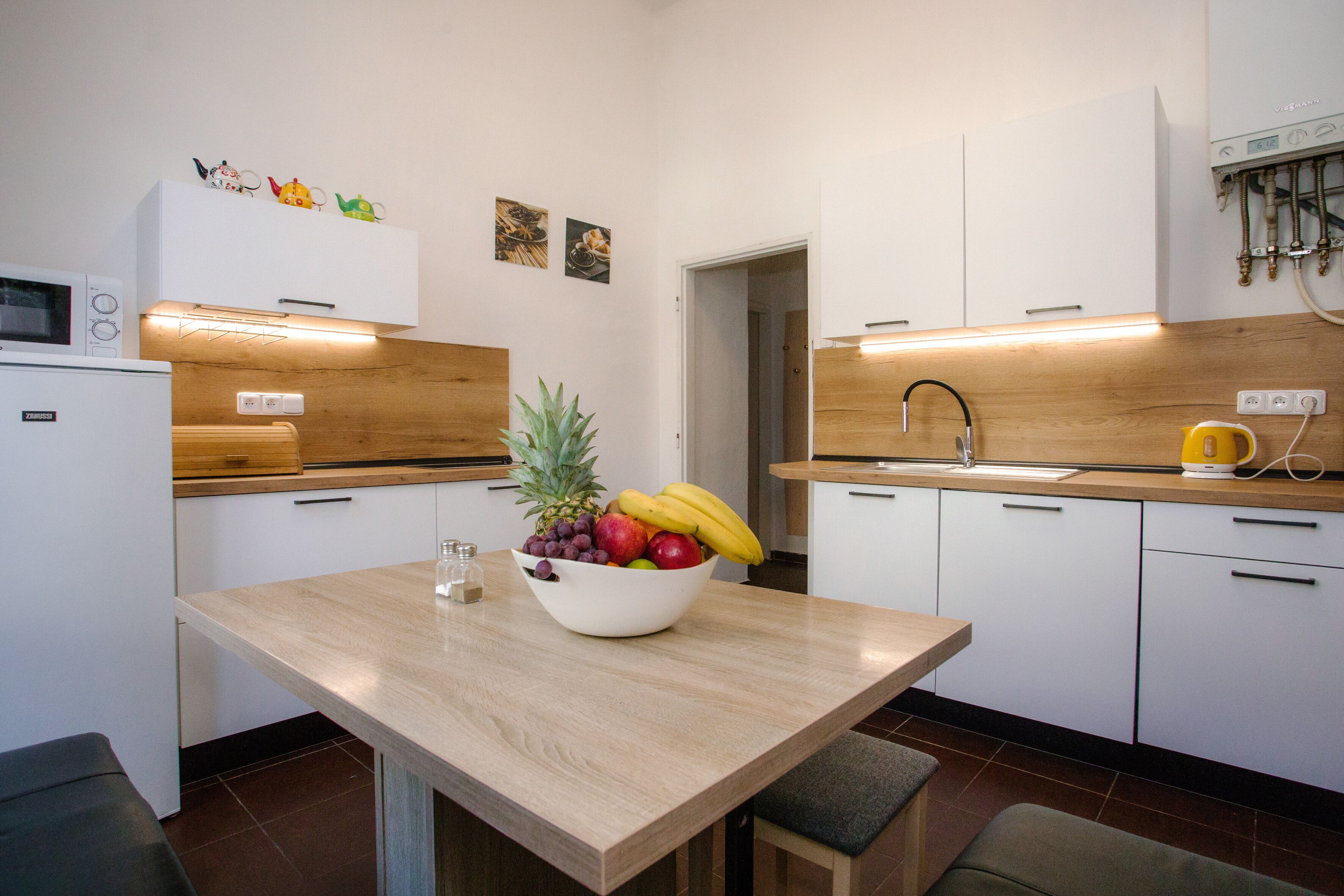 Lemari es besar, microwave, oven, dan kompor