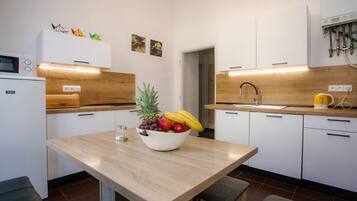 Lemari es besar, microwave, oven, dan kompor