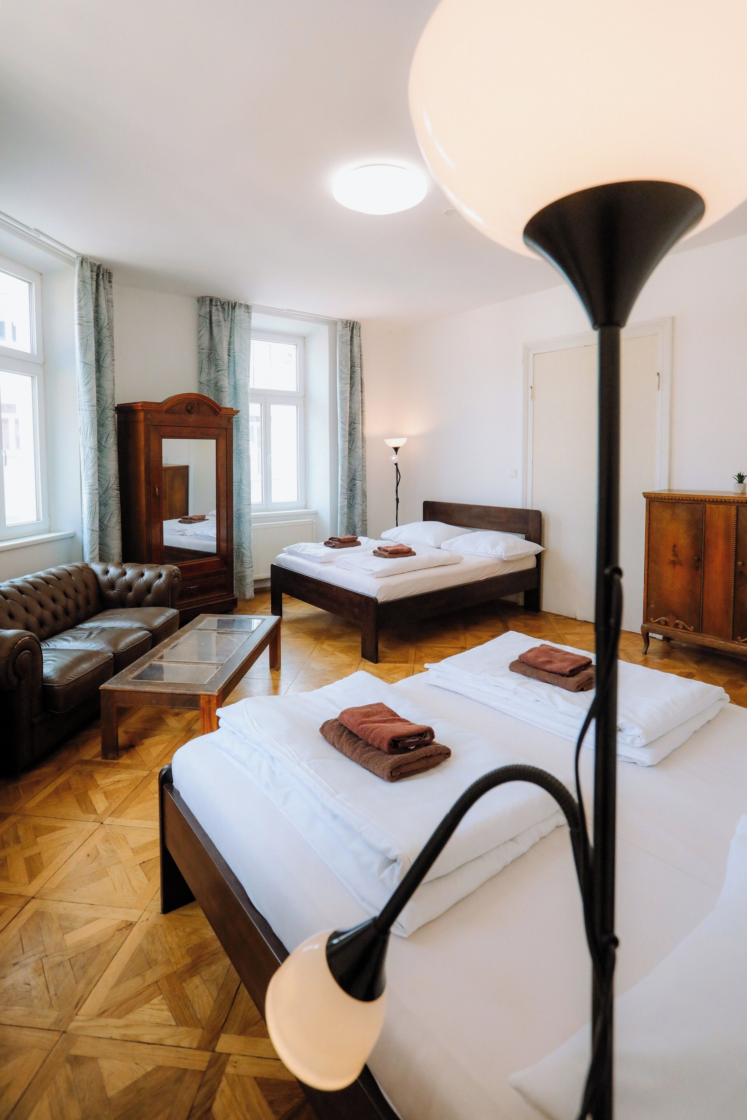 6. Quadruple Room, Shared Bathroom | Escritorio, insonorización, tabla de planchar con plancha y wifi 