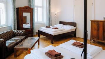 6. Quadruple Room, Shared Bathroom | Escritorio, insonorización, tabla de planchar con plancha y wifi