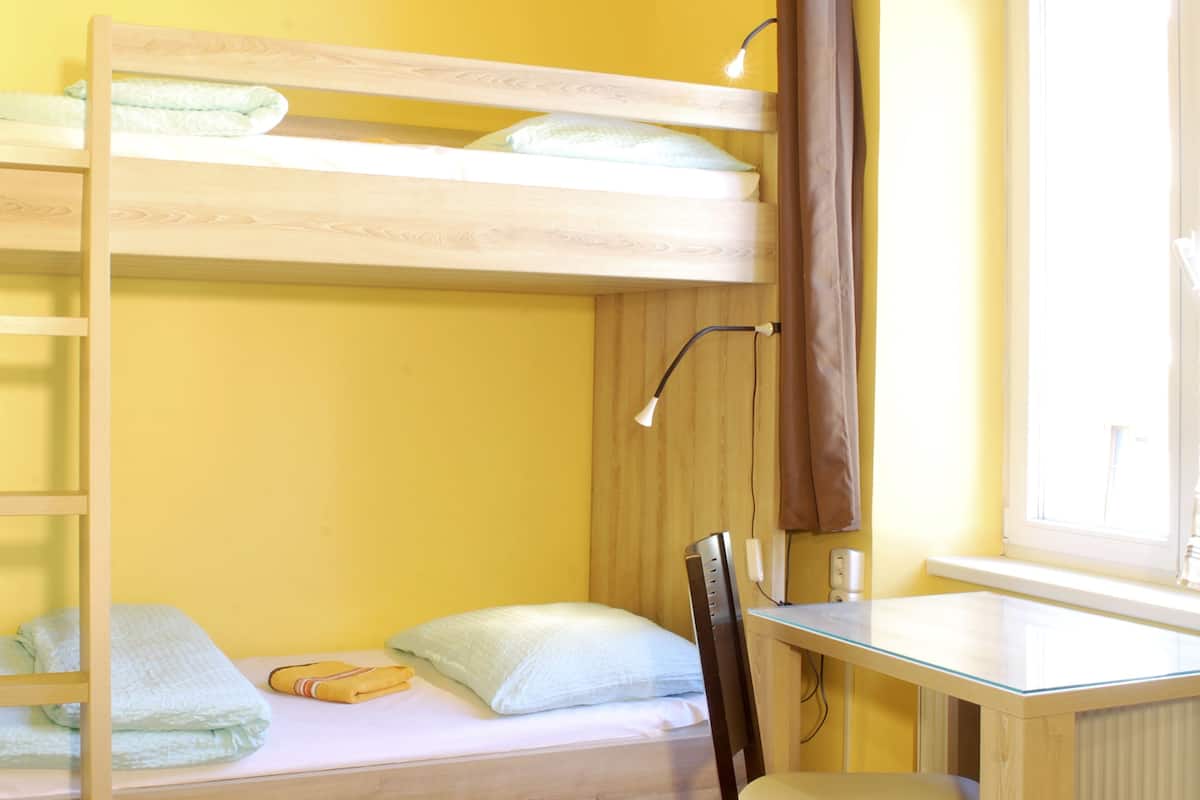 4. Twin Room, Shared Bathroom (1 Bunk Bed) | Skrivebord, lydisolering, strygejern/strygebræt, Wi-Fi