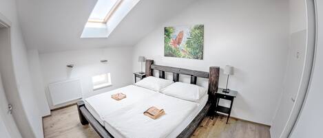 2. Double Room, 1 Double Bed, Private Bathroom | Escrivaninha, quartos à prova de som, ferros/tábuas de passar roupa