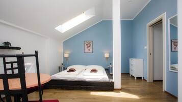 2. Double Room, 1 Double Bed, Private Bathroom | Desk, soundproofing, iron/ironing board, WiFi