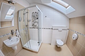 2. Double Room, 1 Double Bed, Private Bathroom | Kylpyhuone | Suihku, ilmaiset hygieniatuotteet, hiustenkuivaaja, pyyhkeet