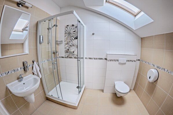 2. Double Room, 1 Double Bed, Private Bathroom | Bathroom | Free toiletries, hair dryer, towels