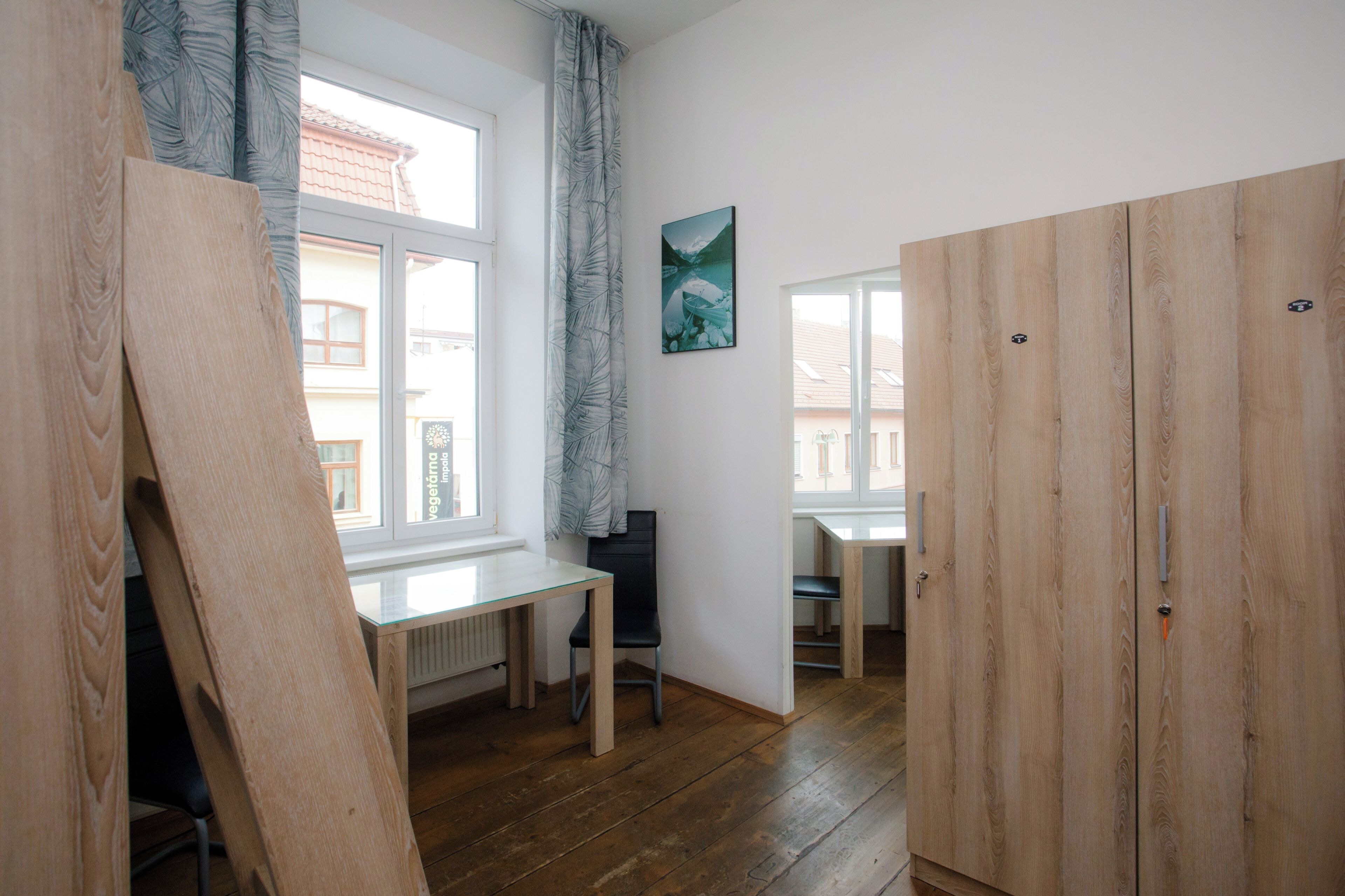 Escritorio, sistema de insonorización y tabla de planchar con plancha 