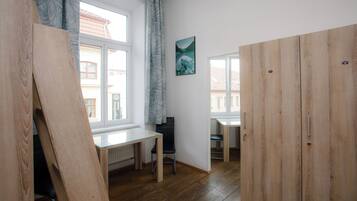 Escritorio, sistema de insonorización y tabla de planchar con plancha