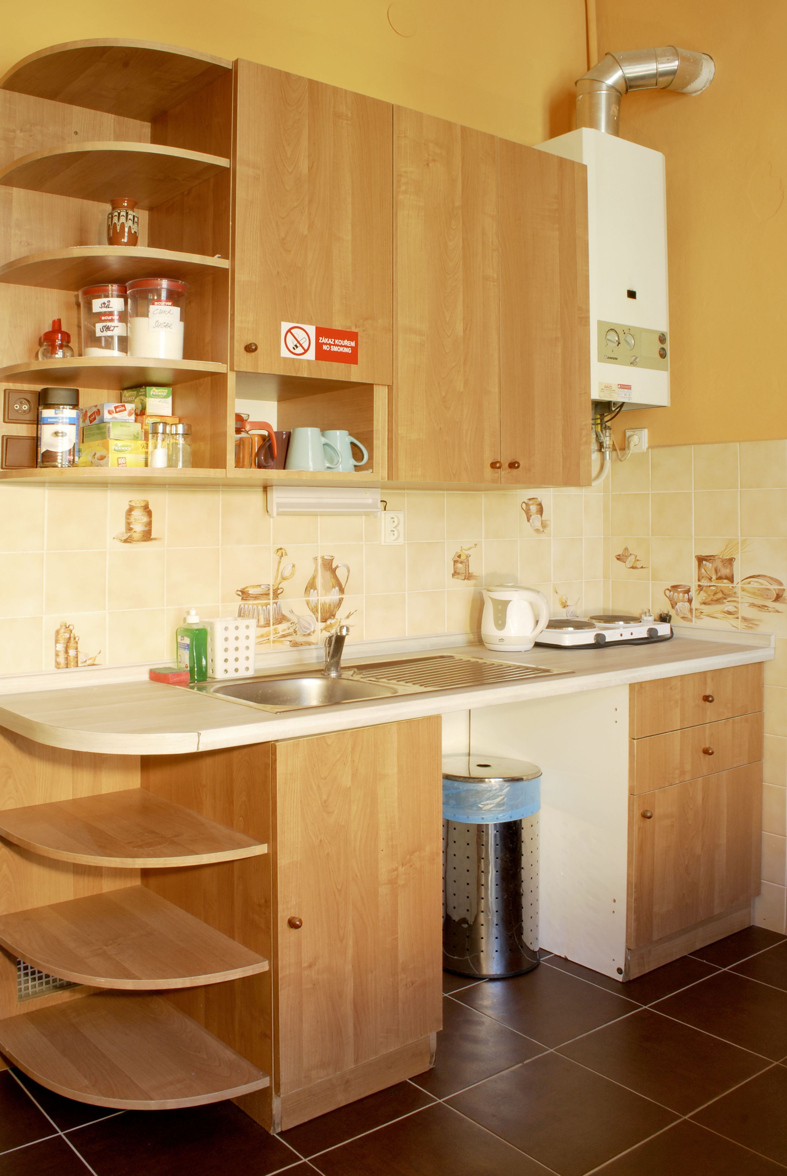 Frigorífico grande, microondas, horno y placa de cocina