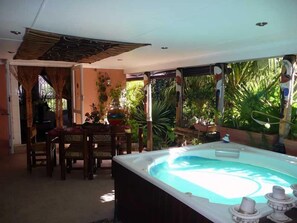 อ่างสปาในร่ม