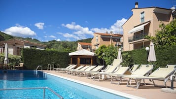 Piscina all'aperto, ombrelloni da piscina, lettini