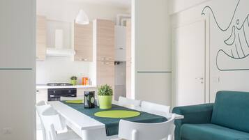 Apartament superior, 1 dormitori, cuina | Sala d'estar | Televisor LCD, reproductor de DVD i taula de tennis de taula