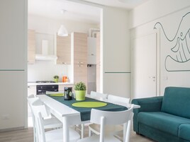 Apartamento superior, 1 habitación, cocina | Zona de estar | Una televisión LCD, un reproductor de DVD, una mesa de tenis de mesa