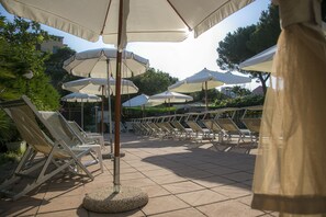 Outdoor pool, pool umbrellas, pool loungers - Residence Holidays (Pietra Ligure)