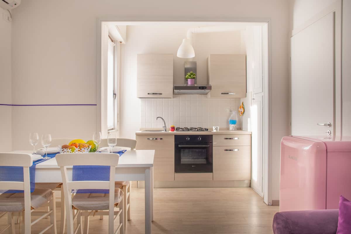 Superior appartement, 1 slaapkamer, keuken | Woonruimte | Een lcd-televisie, een dvd-speler en een tafeltennistafel