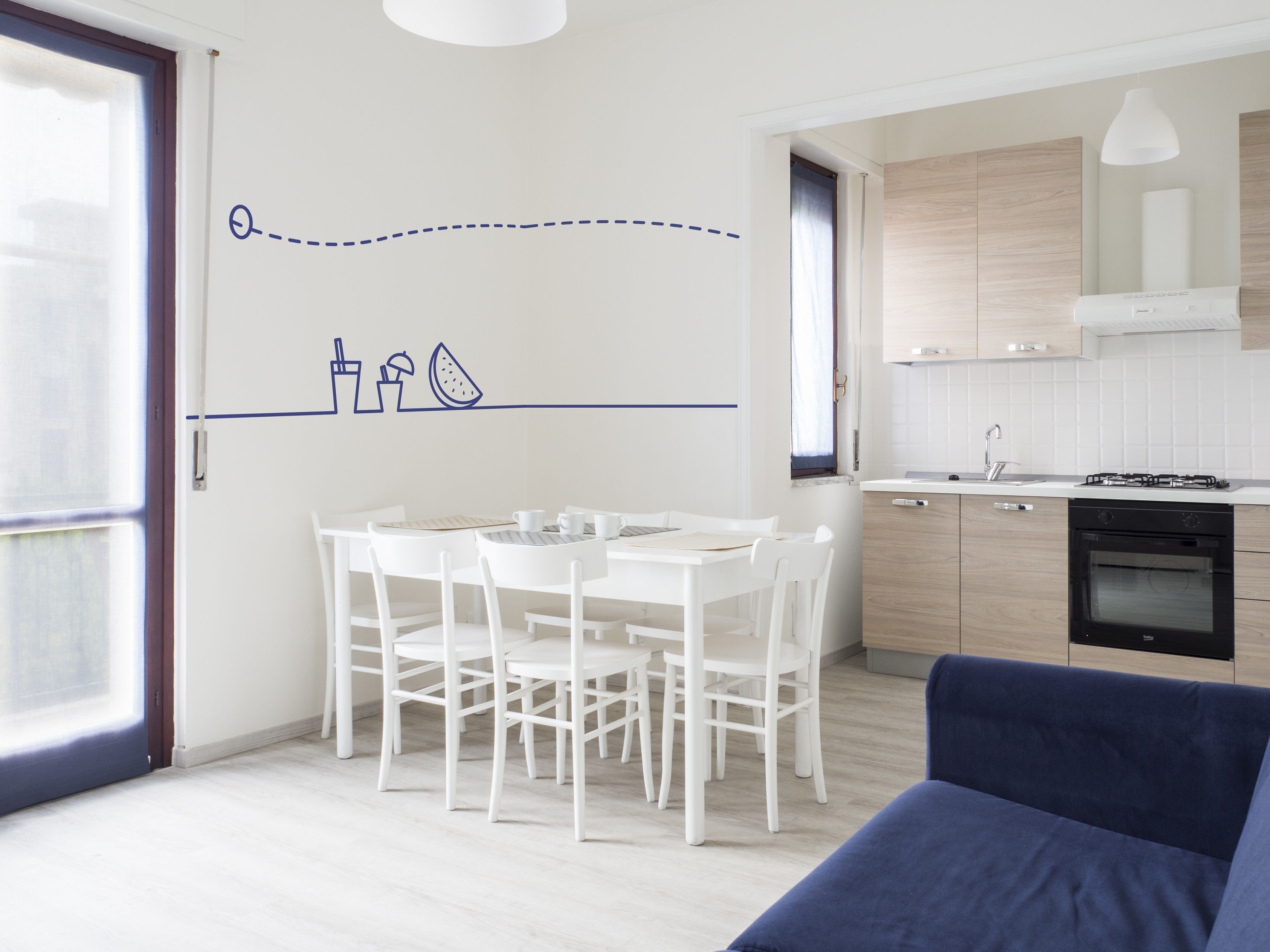 Apartamento superior, 1 quarto, cozinha, vista para o jardim | Cozinha americana privada | Geladeira grande, micro-ondas, fogão, cooktop