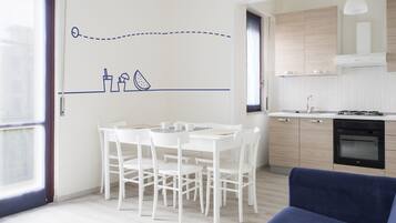 Apartamento superior, 1 quarto, cozinha, vista para o jardim | Cozinha americana privada | Geladeira grande, micro-ondas, fogão, cooktop