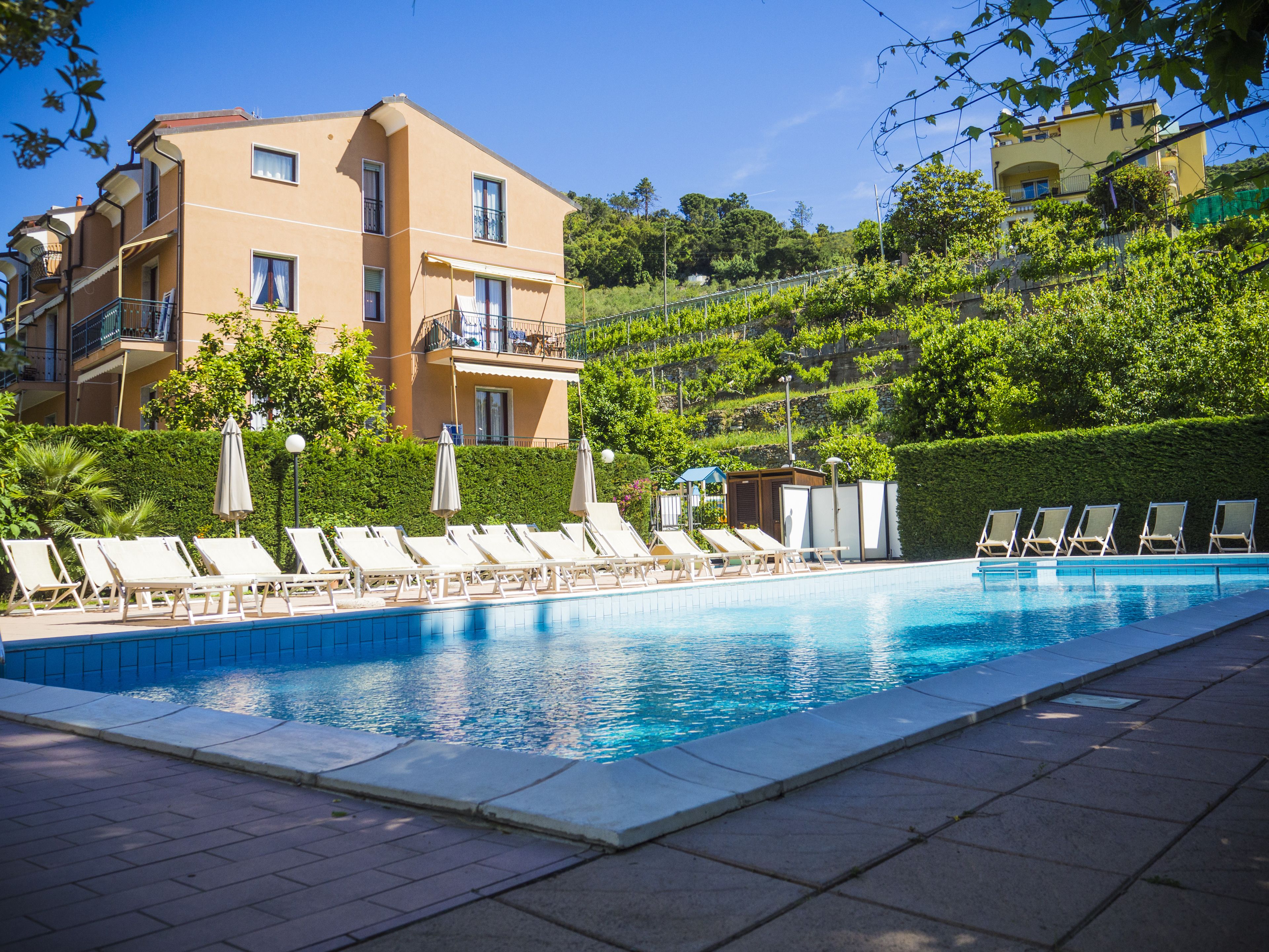 Kolam renang outdoor, dengan payung kolam renang dan kursi berjemur