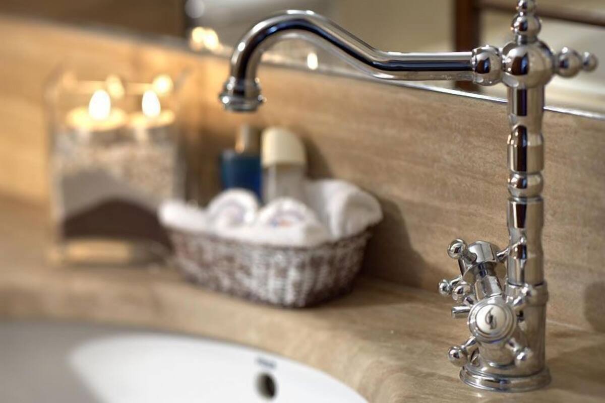 Deluxe Double Room | Bathroom sink