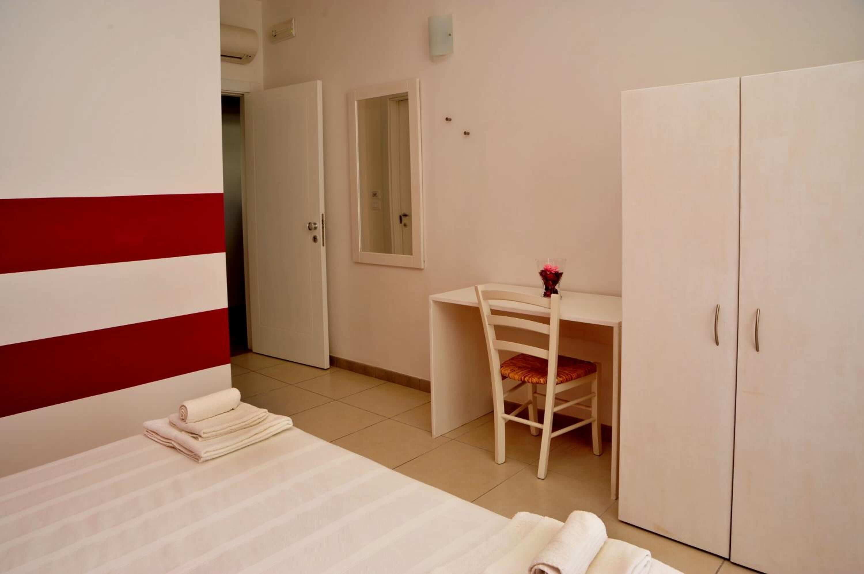 in-room safe, desk, bed sheets