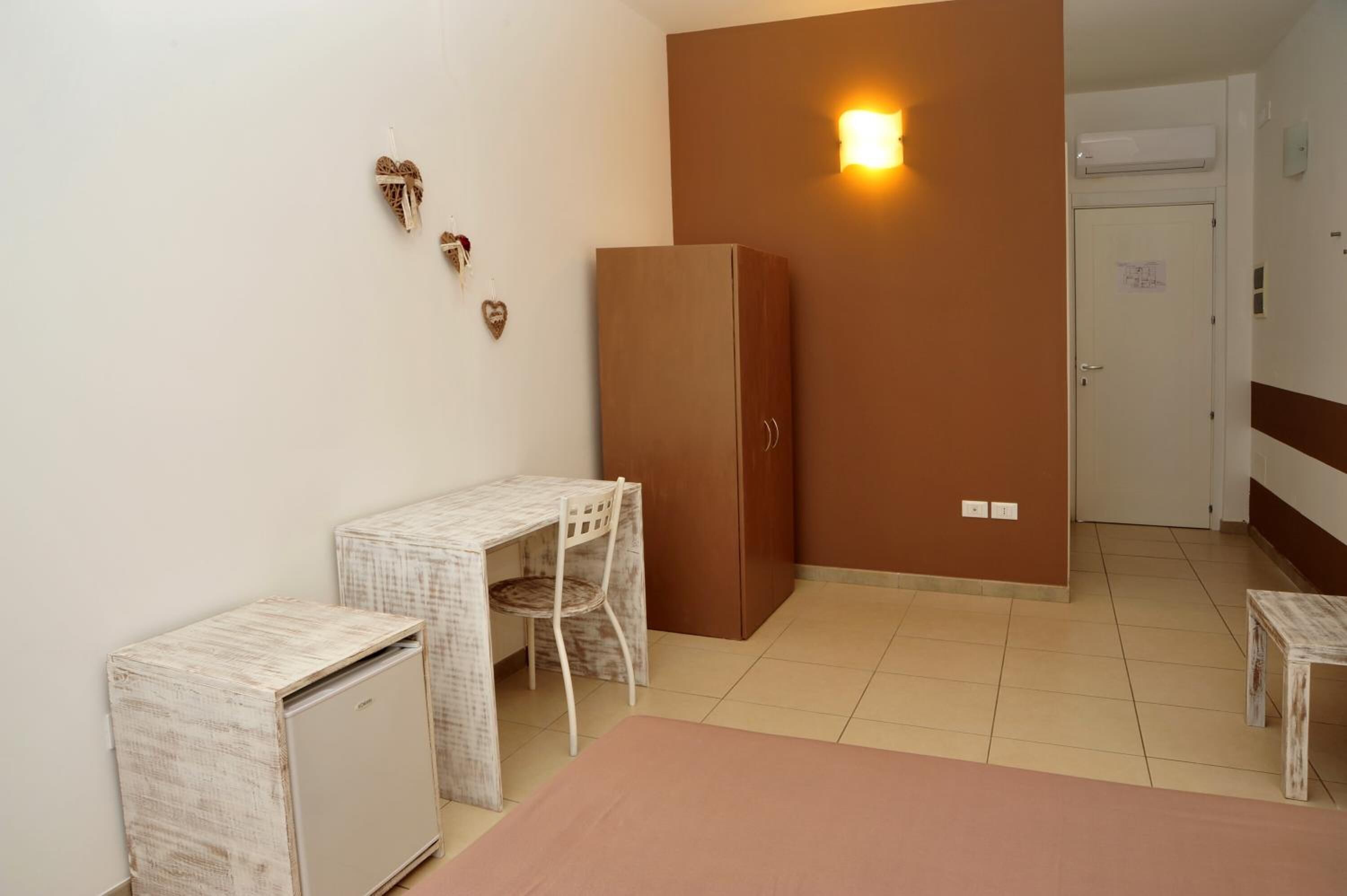 in-room safe, desk, bed sheets