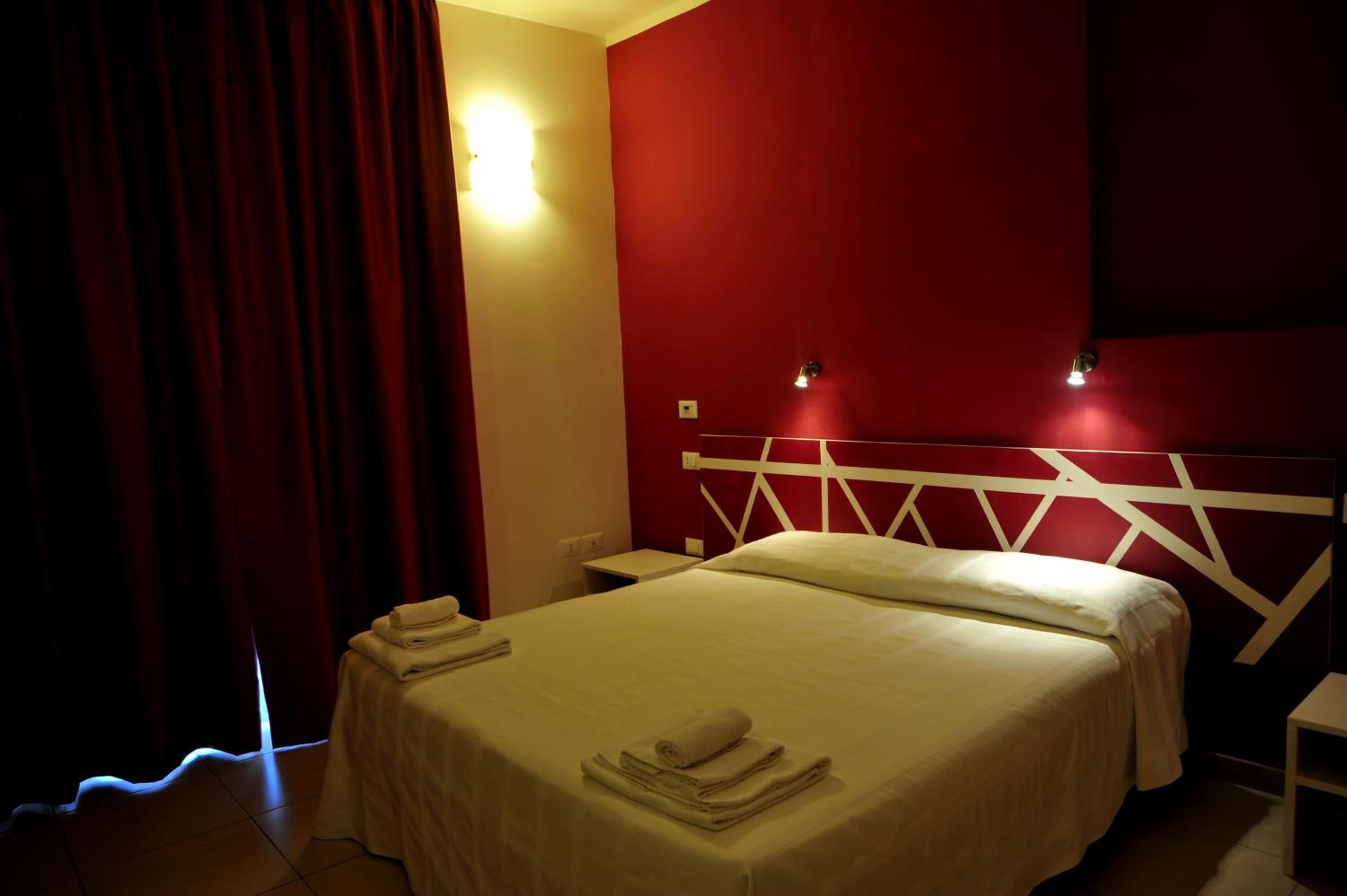 in-room safe, desk, bed sheets