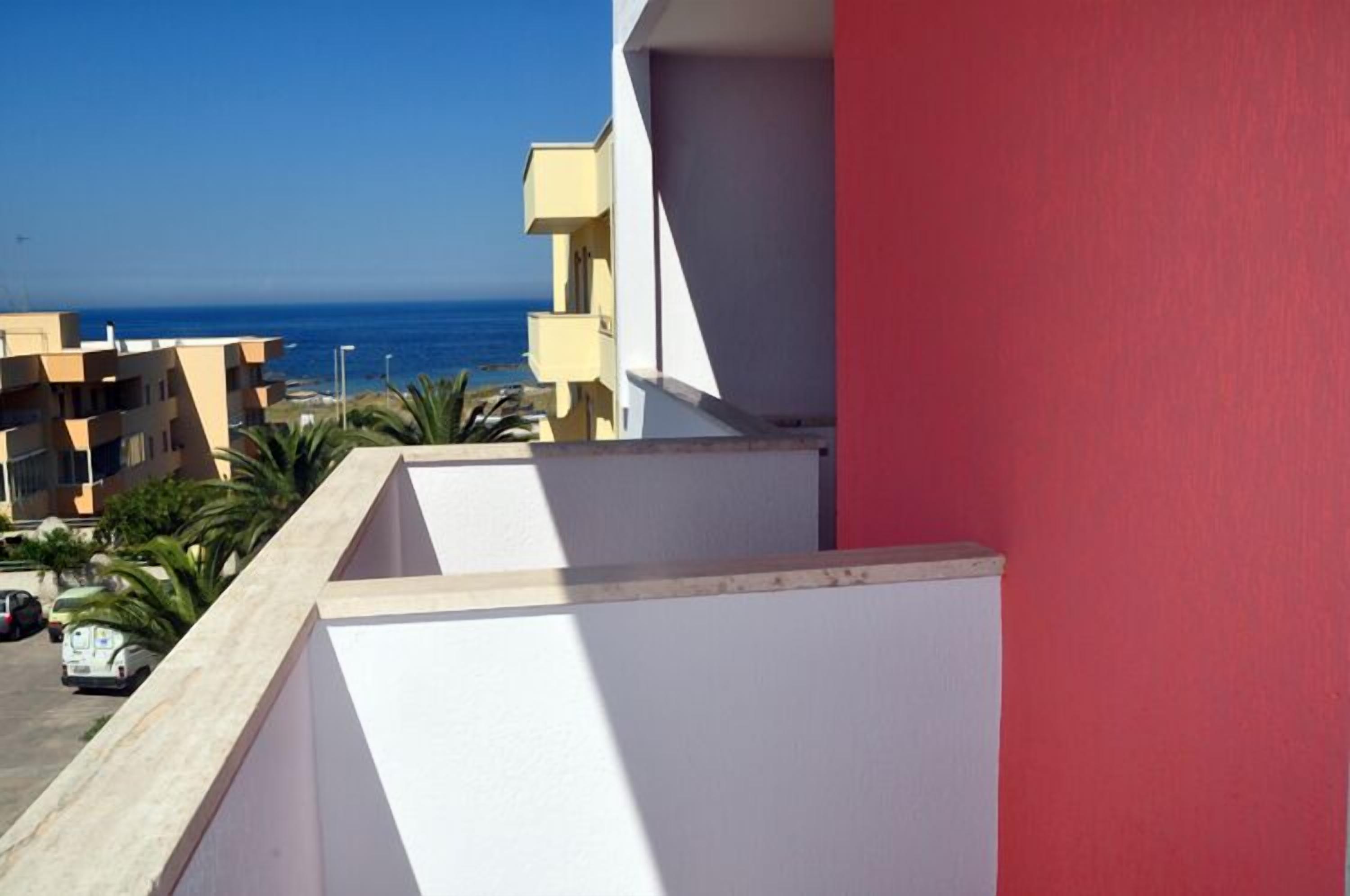 in-room safe, desk, bed sheets