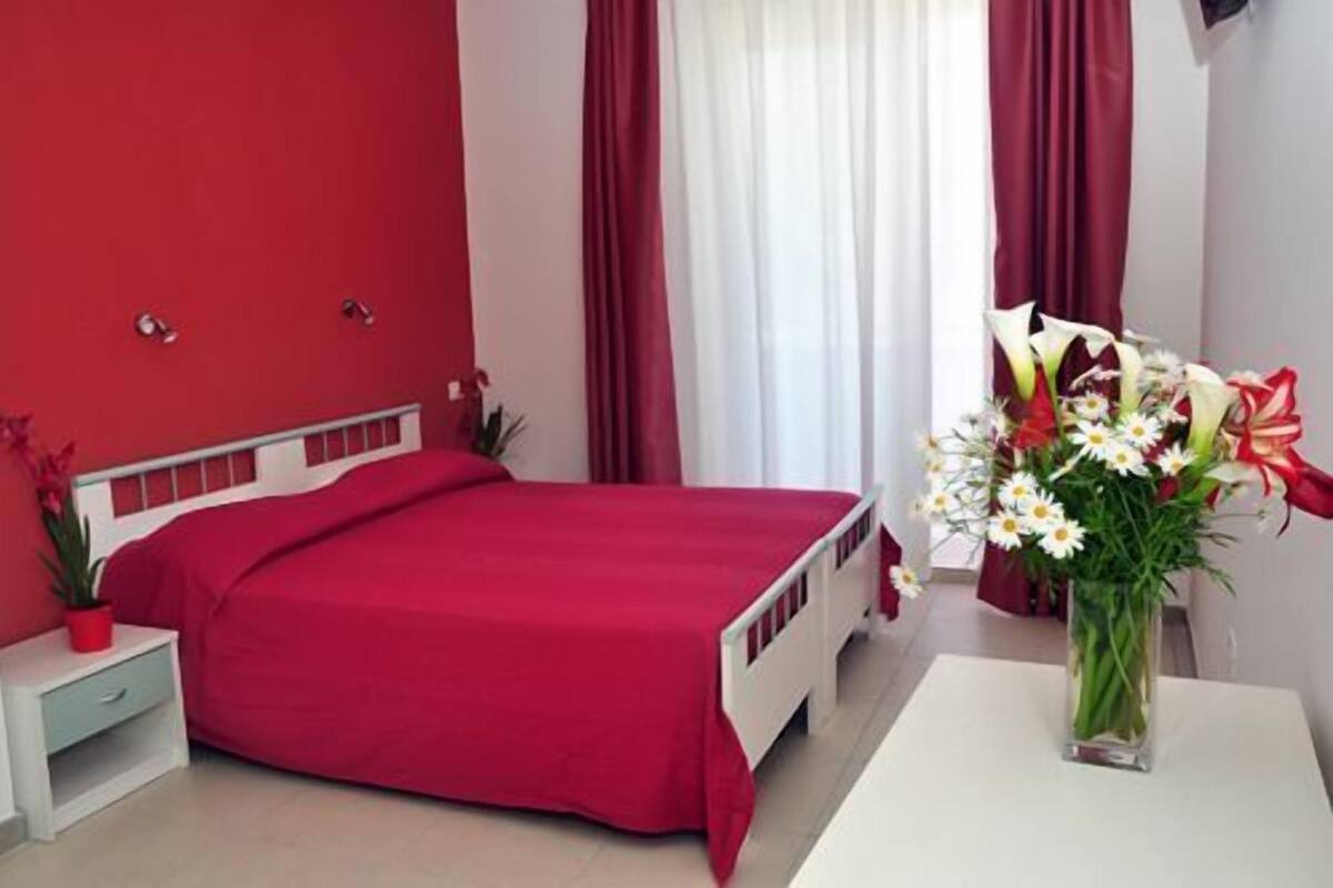 Quarto casal básico, sacada | Cofres nos quartos, escrivaninha, roupa de cama