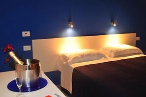 Caja de seguridad en la habitación, escritorio y ropa de cama 