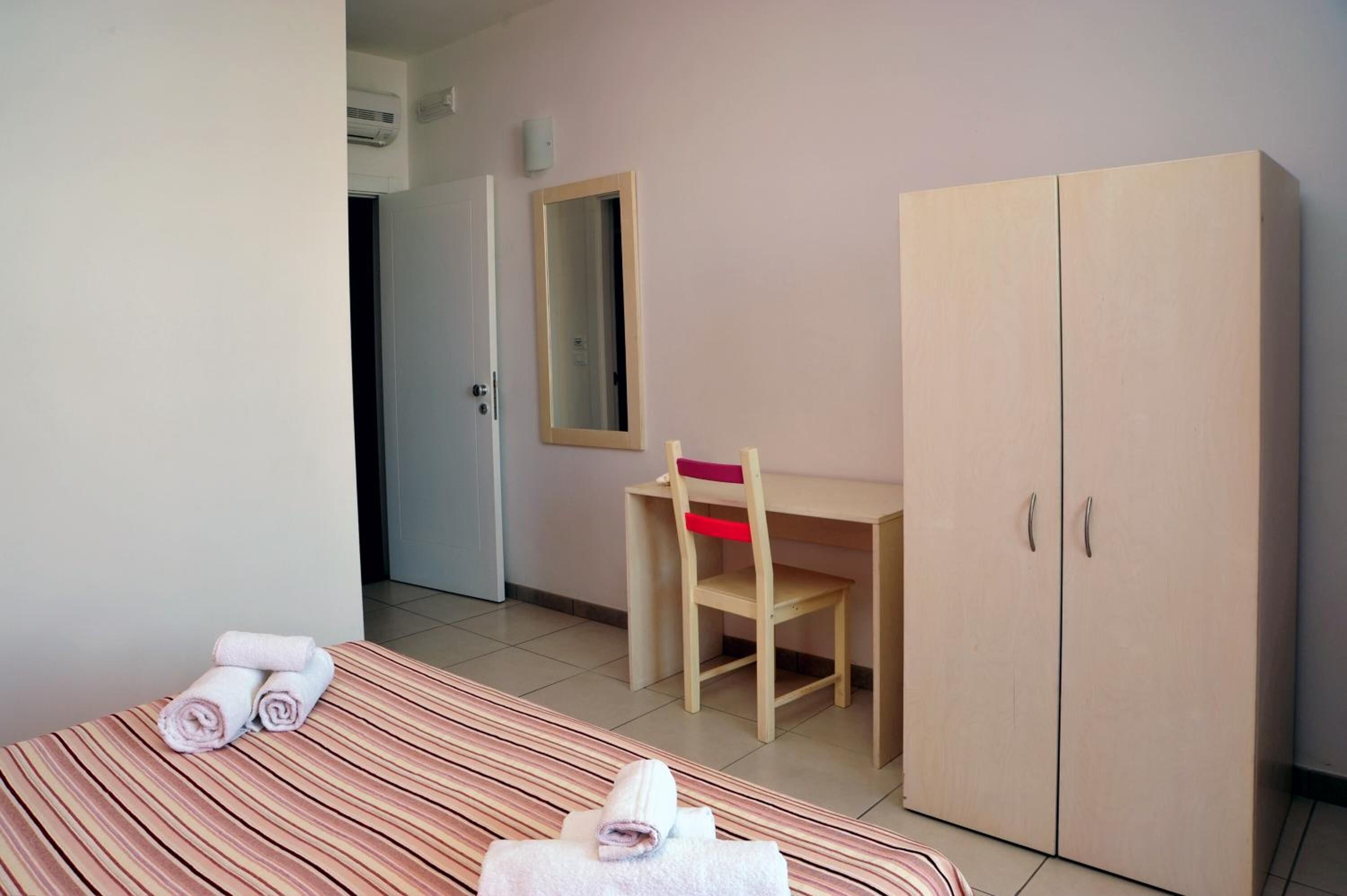 in-room safe, desk, bed sheets