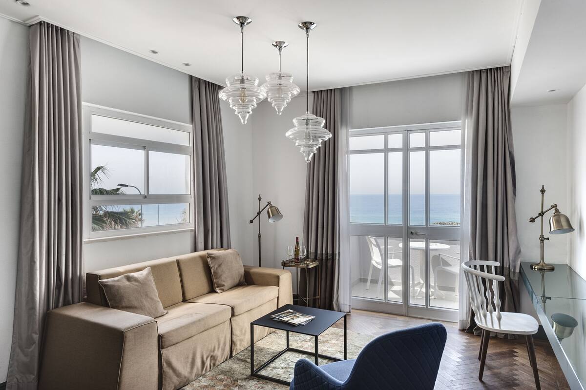 Deluxe Suite | Living room | 32-inch LCD TV with digital channels, TV