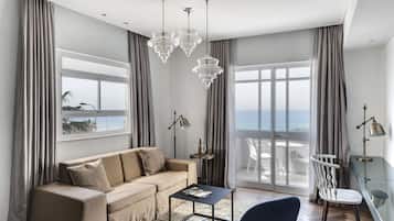 Deluxe Suite | Living room