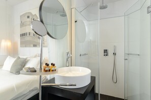 Deluxe Room, Side Sea View | Baño | Ducha, artículos de higiene personal gratuitos y secador de pelo
