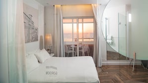 Deluxe Room, Sea View  | Pengeskab på værelset, skrivebord, arbejdsområde til bærbare computere