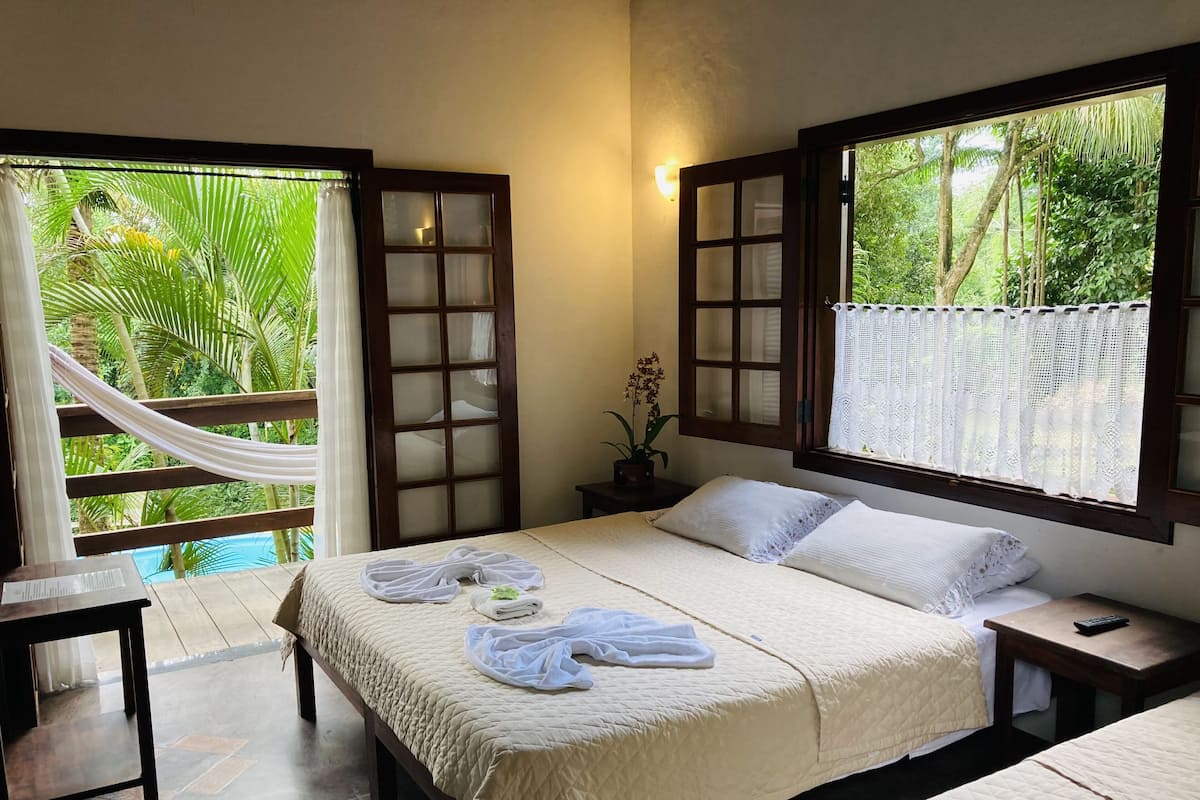 Superior Suite, Balcony, Garden View | Peralatan tempat tidur hipoalergenik, bar mini, meja
