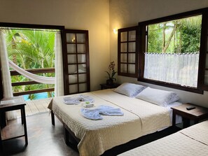 Quarto quádruplo superior, sacada, vista para o jardim | Roupas de cama antialérgicas, frigobar, escrivaninha