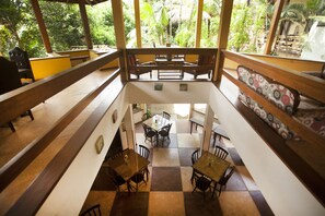 Petit déjeuner complet compris tous les jours