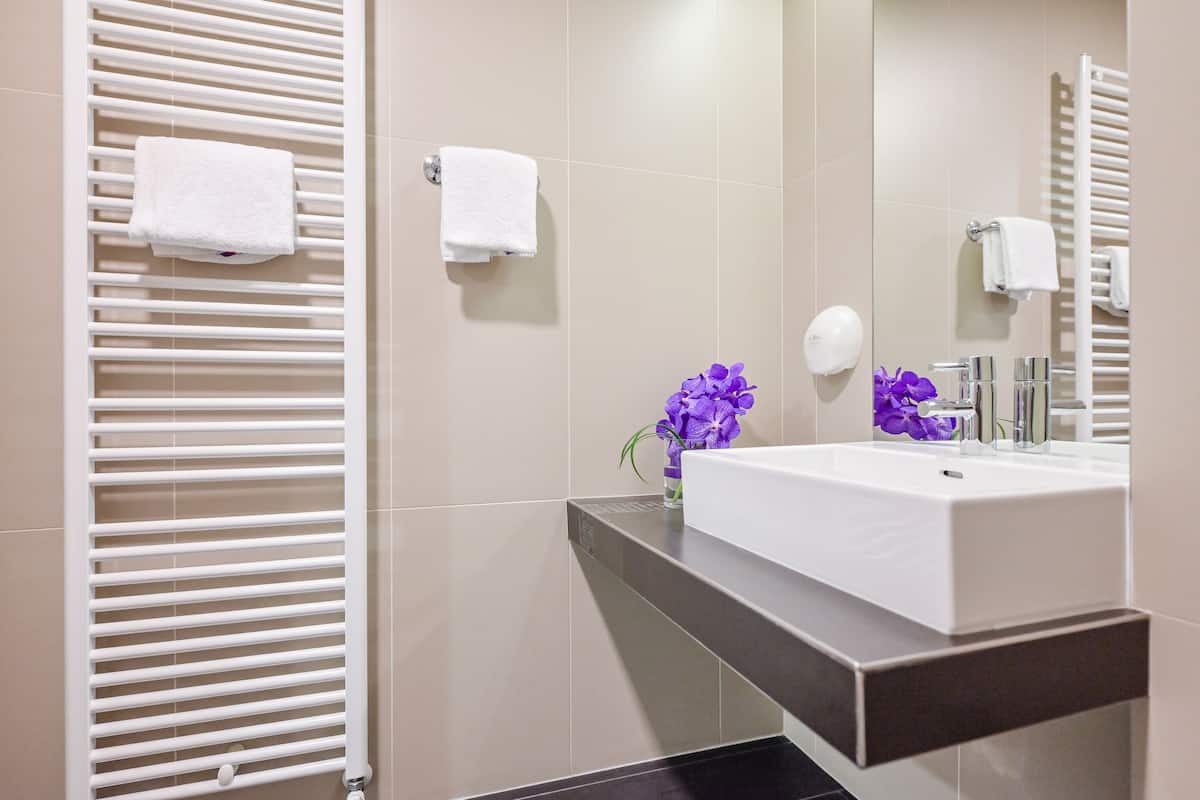 standard double room, pool view | bathroom | hair dryer, towels, shampoo